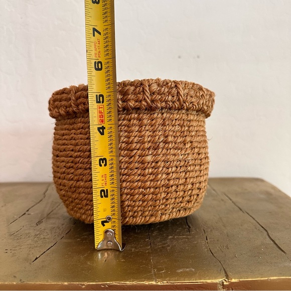 Vintage natural jute Handwoven plant/storage/decorative cuffed basket - Picture 6 of 8
